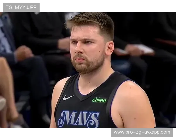 东契奇示范级后撤步三分命中，独行侠狂吹反击号角